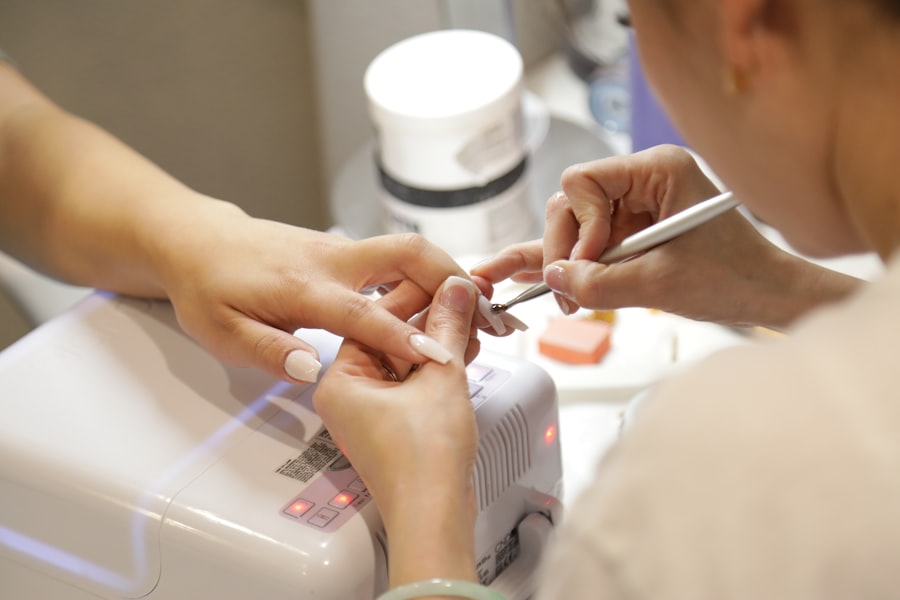 Manicure profesional en un nails studio